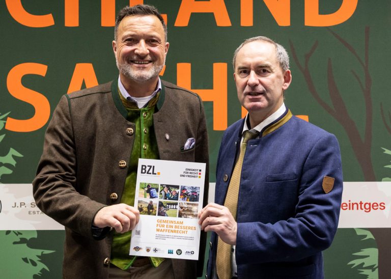 Der stellvertretende Bayerische Ministerpräsident Hubert Aiwanger und BZL-Vorsitzender Matthias Klotz mit der BZL-Broschüre zum Waffenrecht, die beim Chef der Freien Wähler auf großes Interesse stieß. Quelle: Czybick / DJV
